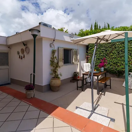Rosa Mondello Holiday home